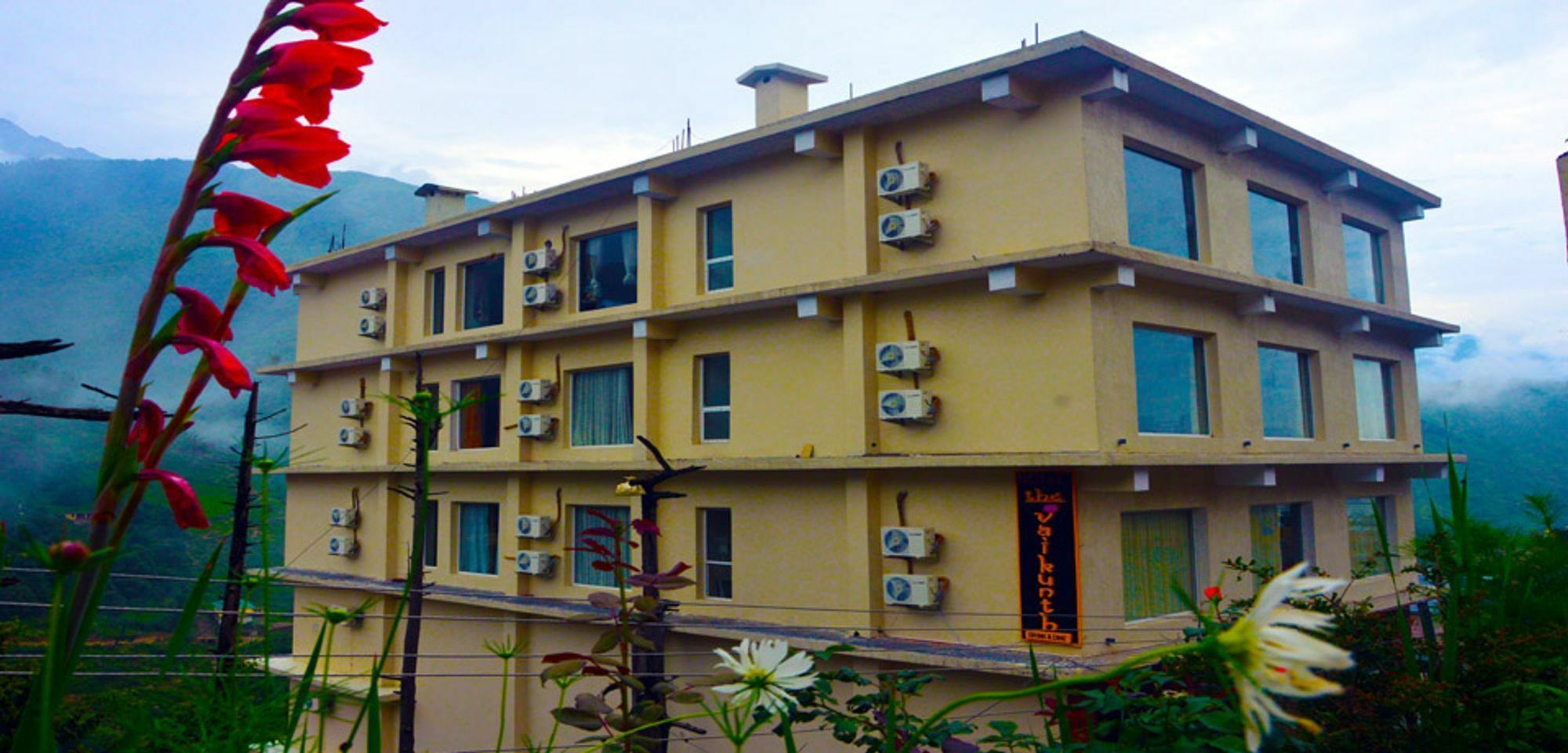 The Vaikunth Hotel Dharamshala Bagian luar foto